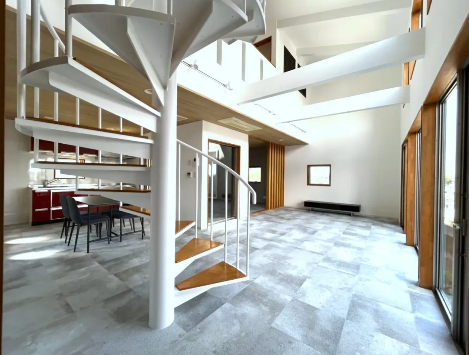 【内装・外装リフォーム】クロス貼替・フロアタイル上貼りでお家をさらにグレードアップ！